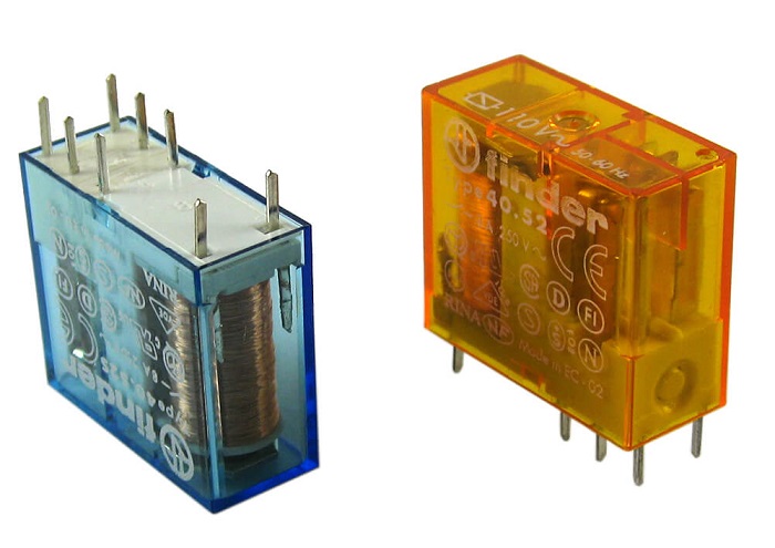 difference between relay and circuit breaker