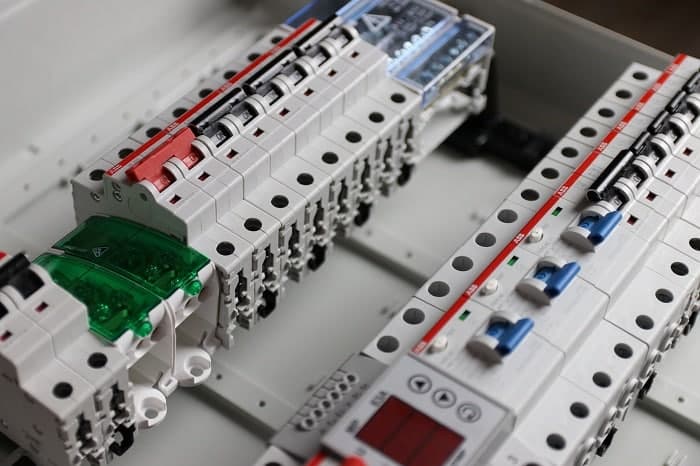 difference between relay and circuit breaker