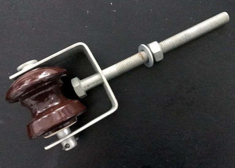 Shackle insulator