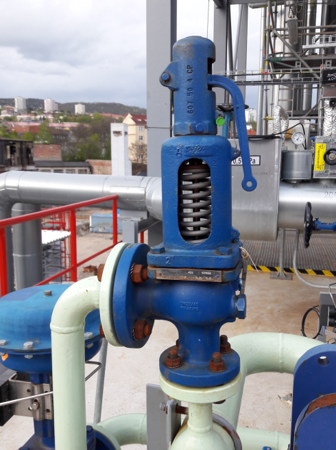 difference between safety valve and relief valve