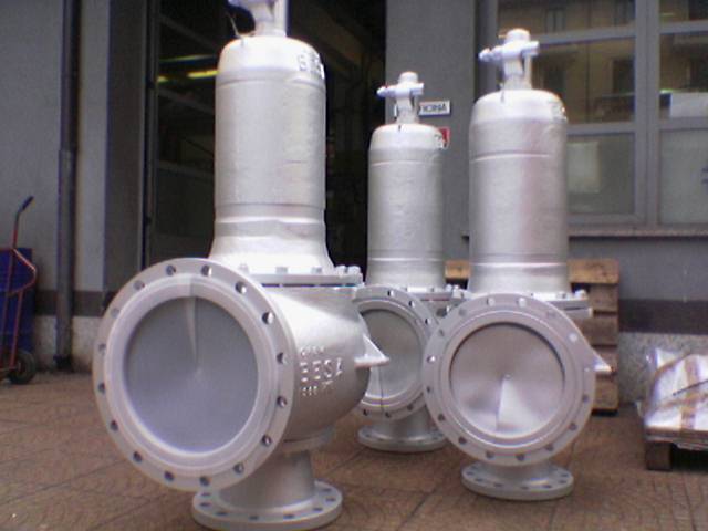 difference between safety valve and relief valve