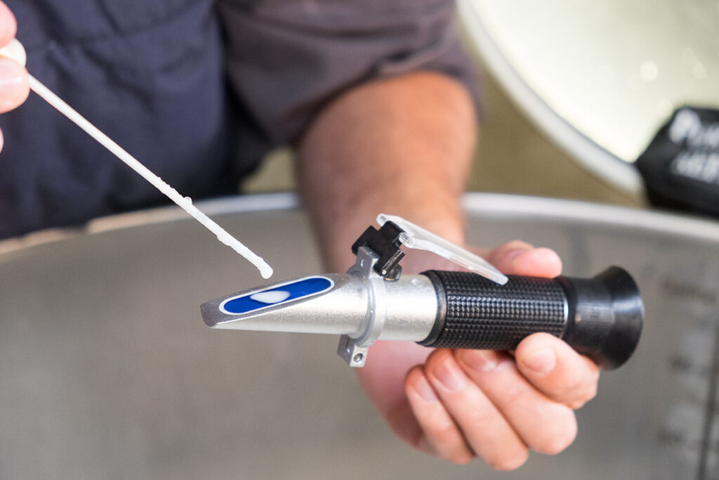 how to use a refractometer